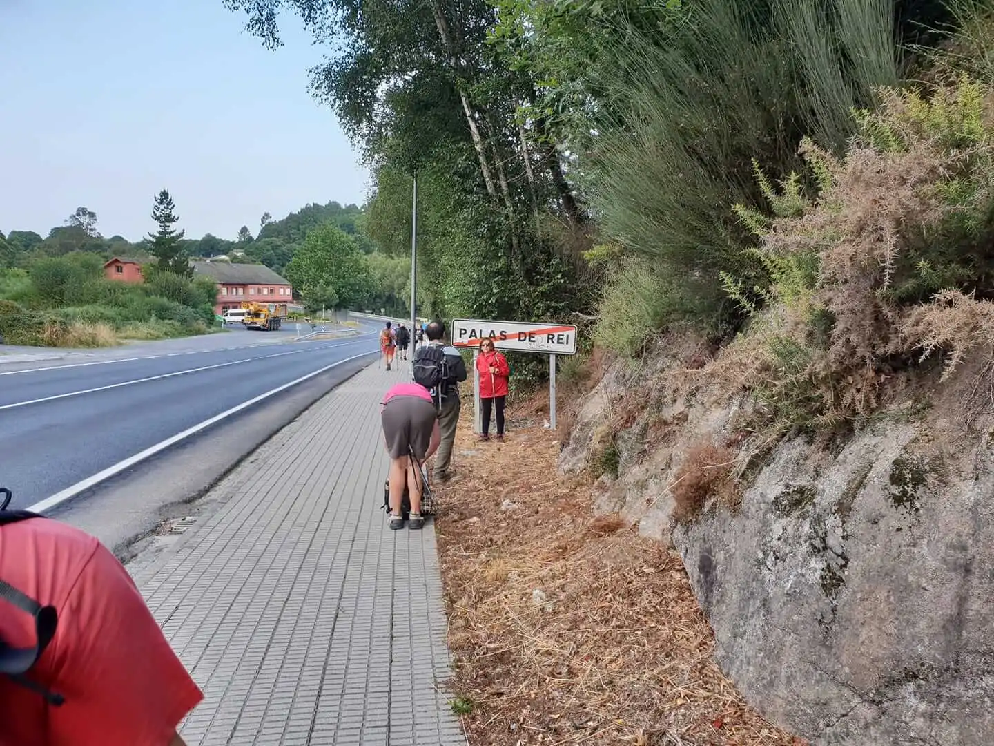 Pútnici prichádzajú do Palas de Rei na Camino de Santiago