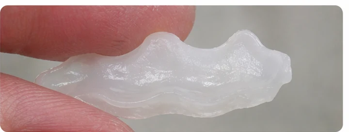 Vizuální postup pro dva sousední dolní přední zuby — princip vloženia Denticor můstku s novými zuby a jeho dotvarovania o okolní zuby